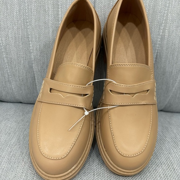 Tan Loafers for Women in new condition size 8.5 - Picture 4 of 5